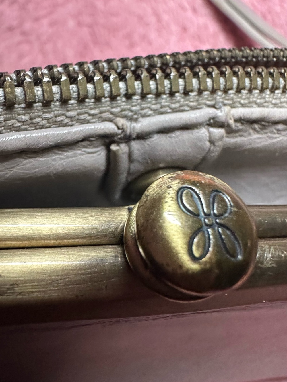 HOBO Cream Leather Frame Clutch with Gold Trim - Picture 4 of 6